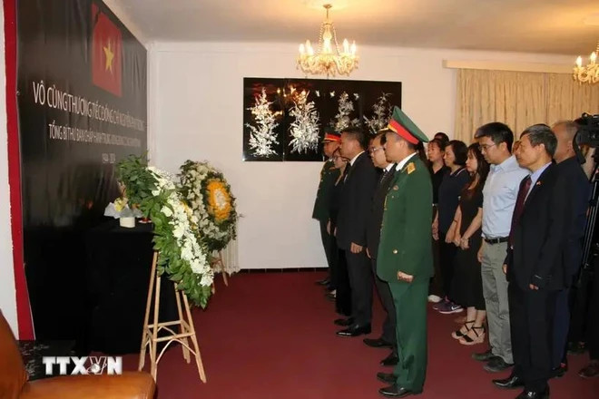 All the staff and personnel of the embassy and Vietnamese representative offices in Algeria observe a minute of silence to honour and bid farewell to the Party chief. (Photo: VNA)