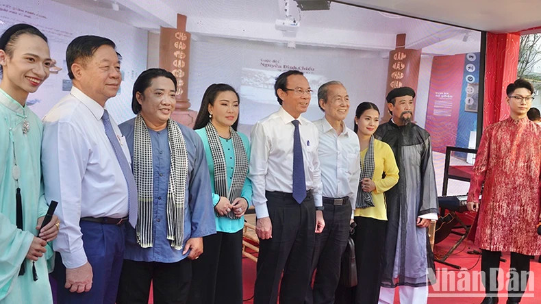 Delegates pose for a souvenir photo at the Southern art space. Delegates pose for a souvenir photo at the Southern art space.