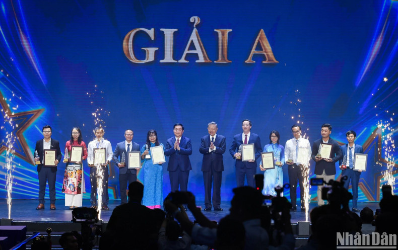 President To Lam and Secretary of the Party Central Committee and Head of the Central Propaganda Department Nguyen Trong Nghia, award trophies and certificates to the authors and groups of authors who won the A prize.