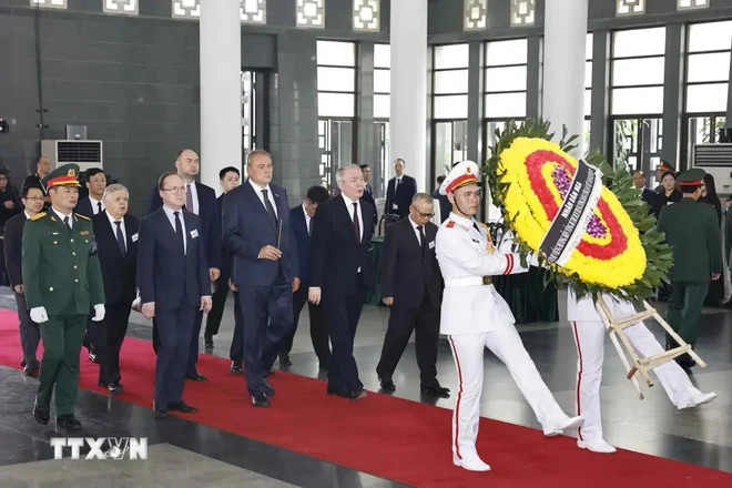 A Russian delegation led by Deputy Chairman of the State Duma of the Federal Assembly Petr Olegovich Tolstoy pays respect to the Vietnamese leader (Photo: VNA) A Russian delegation led by Deputy Chairman of the State Duma of the Federal Assembly Petr Olegovich Tolstoy pays respect to the Vietnamese leader (Photo: VNA)