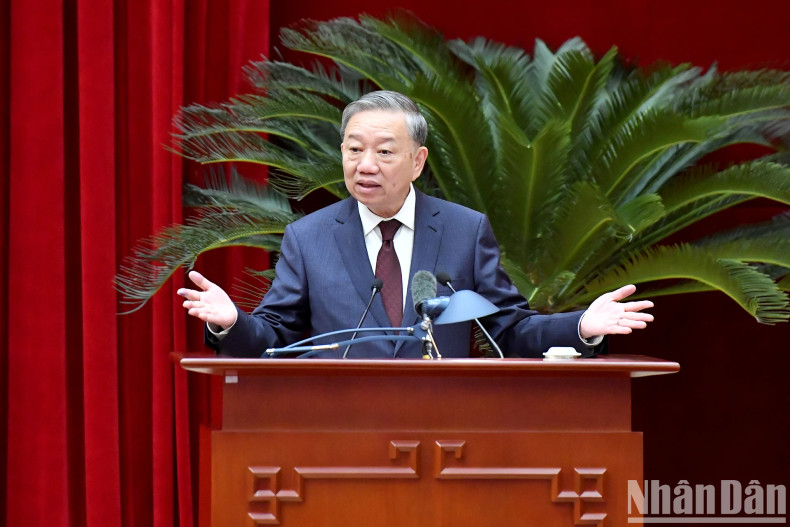 Party General Secretary To Lam speaks at the conference.