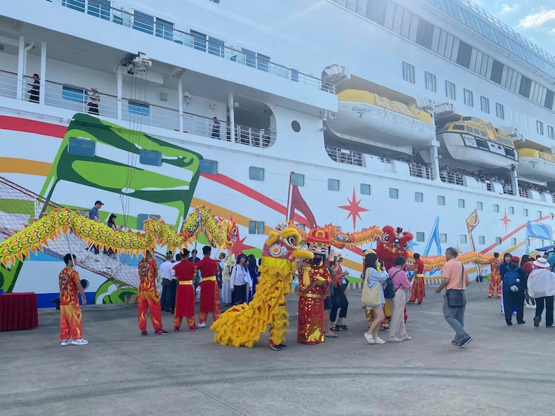 Tourists are warmly welcomed when arriving in Ha Long, Quang Ninh.