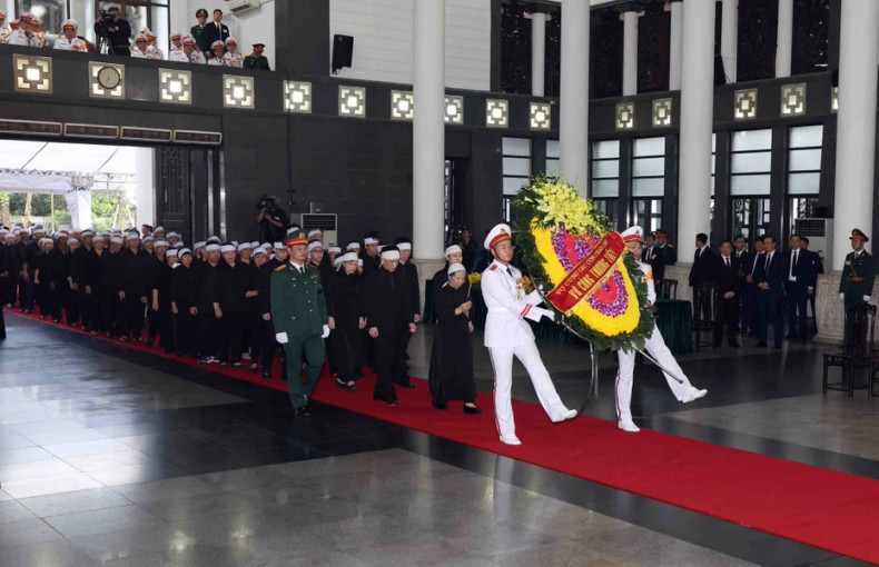 The family and relatives, including the wife, children, grandchildren, and great-grandchildren, prepare to pay their respect to General Secretary Nguyen Phu Trong. (Photo: VNA) The family and relatives, including the wife, children, grandchildren, and great-grandchildren, prepare to pay their respect to General Secretary Nguyen Phu Trong. (Photo: VNA)