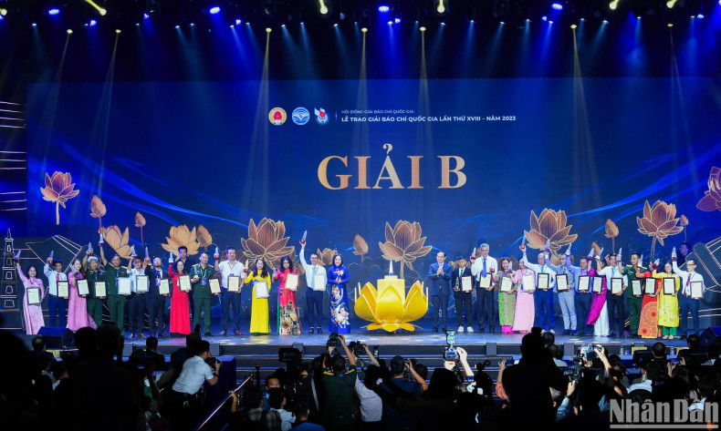 Members of the Party Central Committee: Deputy Prime Minister Tran Luu Quang and Vice Chairwoman of the National Assembly Nguyen Thi Thanh present the B prizes.