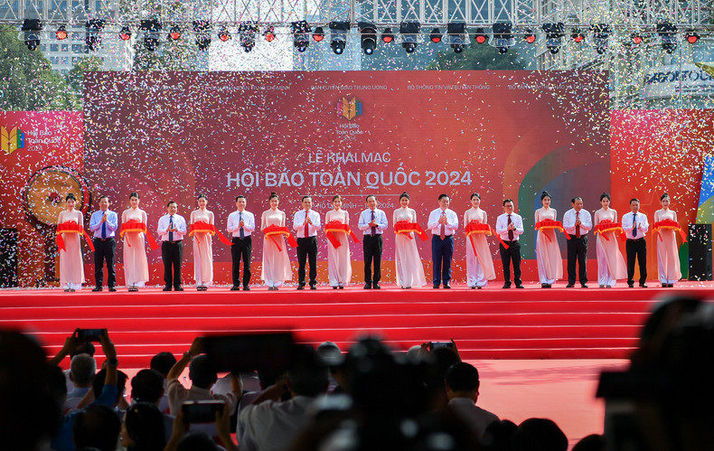 Delegates cut a ribbon to open the festival (Photo: NDO)