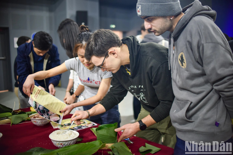 Both Vietnamese and French students learn how to make Chung cake with their own hands.