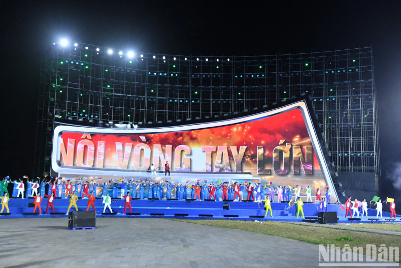 The red thread of the festival is the passionate patriotism of Vietnamese people throughout history, affirming their strength, will, and humanity, thereby joining hands to create peace in Vietnam and the world through practical activities.