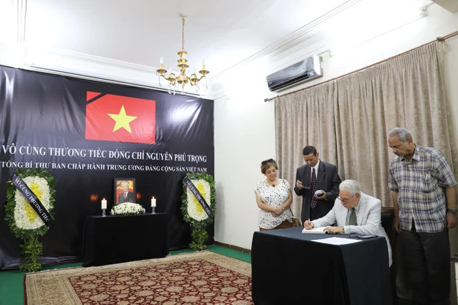 Salah Adly Abdelhafiz, General Secretary of the Egyptian Communist Party, signs the condolence book in memory of the Vietnamese Party chief at the Vietnamese Embassy in Egypt. (Photo: VNA)