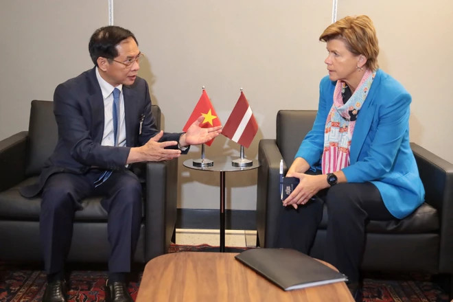 Deputy PM and FM Bui Thanh Son and Latvian FM Baiba Braze at their meeting in New York on September 22. (Photo: VNA) Deputy PM and FM Bui Thanh Son and Latvian FM Baiba Braze at their meeting in New York on September 22. (Photo: VNA)