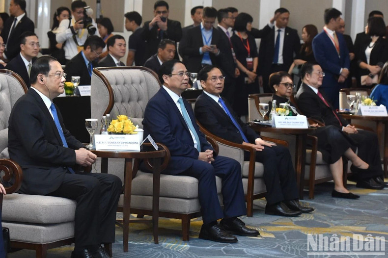 Prime Minister Pham Minh Chinh and Lao Prime Minister Sonexay Siphandone attend the event. Prime Minister Pham Minh Chinh and Lao Prime Minister Sonexay Siphandone attend the event.