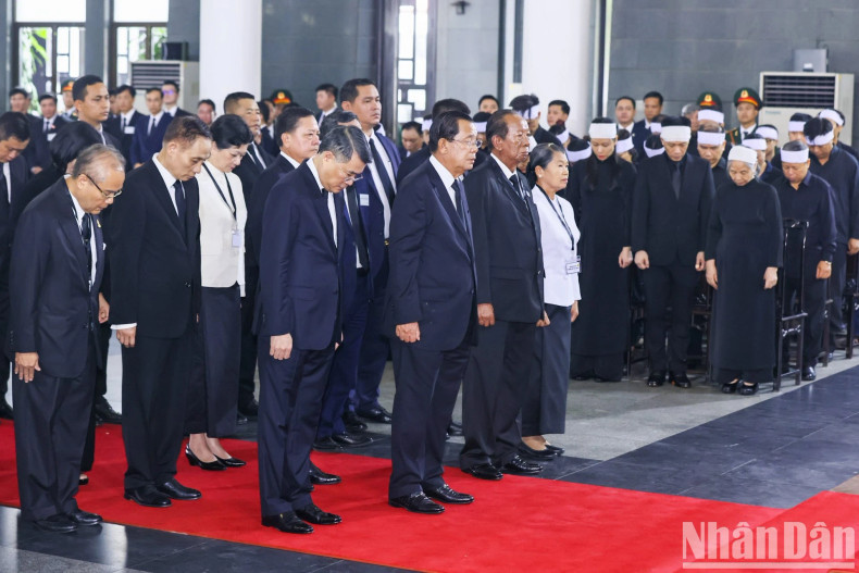 The delegation from the Kingdom of Cambodia, led by President of the Cambodian People's Party and President of the Senate Samdech Techo Hun Sen pays respects to General Secretary Nguyen Phu Trong.