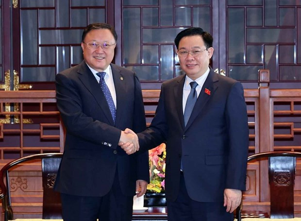 NA Chairman Hue (R) and Chairman of the China Communications Construction Company (CCCC) Wang Tongzhou (Photo: VNA)
