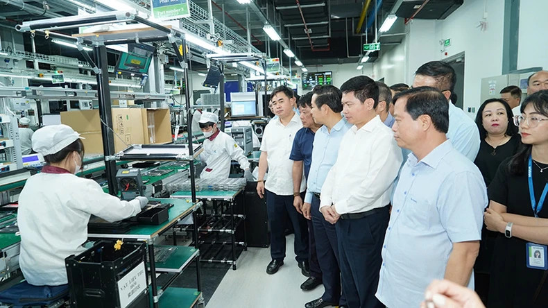 A working delegation visits the Dell laptop production and assembly line at the Wistron Infocom Factory in Dong Van Industrial Park, Ha Nam Province. (Photo: DAO PHUONG)