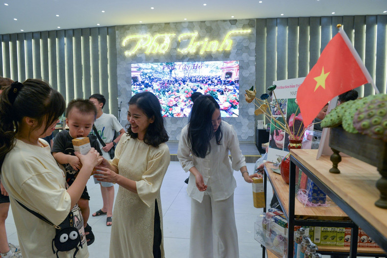 At the OCOP product introduction space, many traditional lotus tea brands in Hanoi were introduced to the public, attracting the attention of many young people.