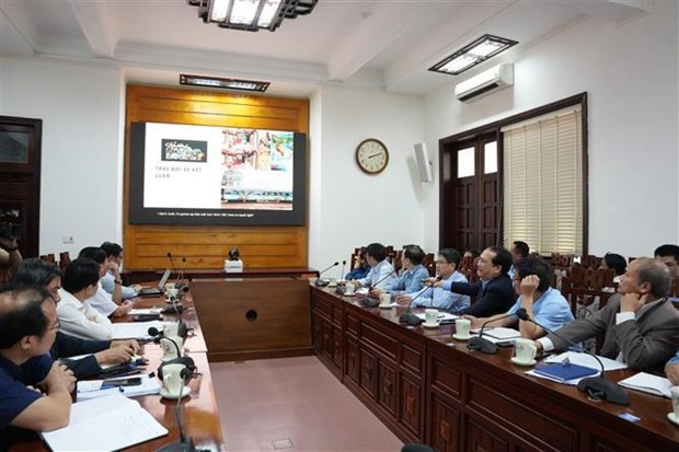 Representatives of the Thua Thien Hue provincial People’s Committee and the Vietnam Railway Corporation (VNR) at the meeting on March 14. (Photo: VNA)