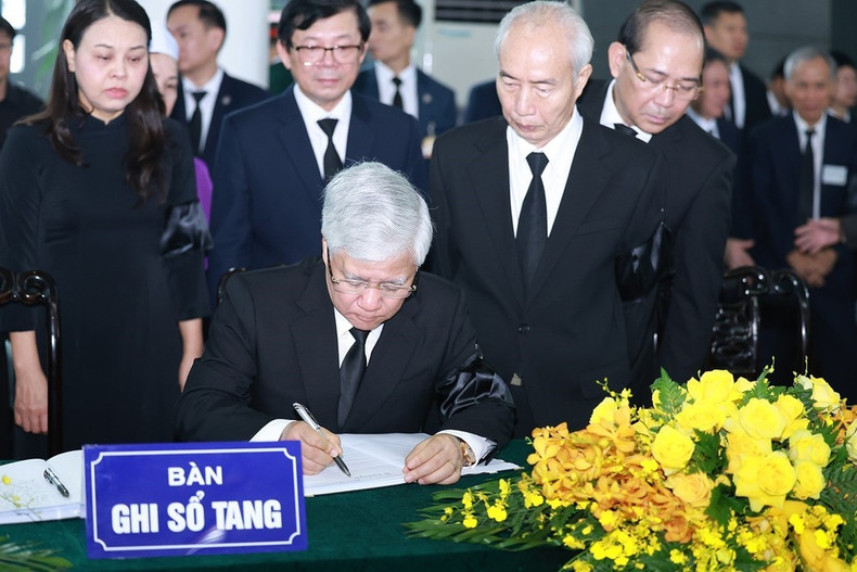 Do Van Chien, Politburo member, Secretary of the Party Central Committee, and President of the Vietnam Fatherland Front (VFF) Central Committee, writes in the book of condolences. (Photo: VNA) Do Van Chien, Politburo member, Secretary of the Party Central Committee, and President of the Vietnam Fatherland Front (VFF) Central Committee, writes in the book of condolences. (Photo: VNA)