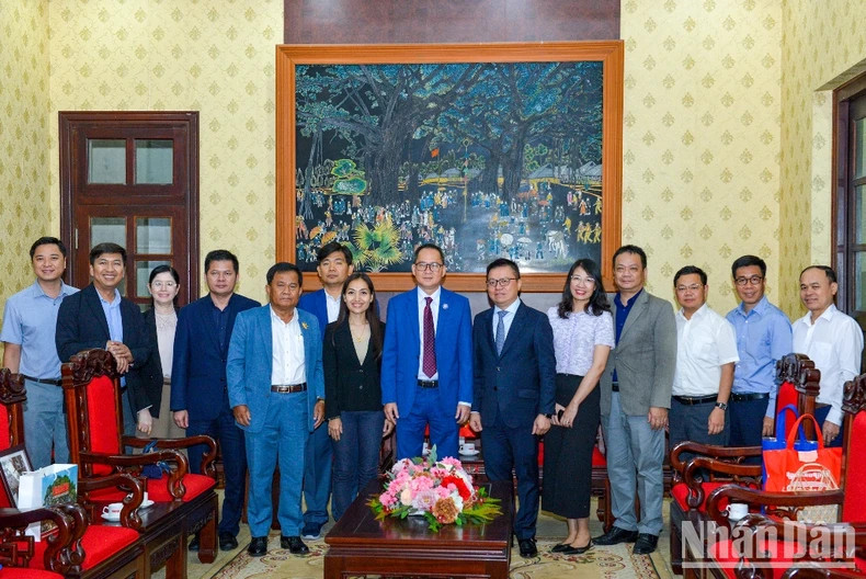 Editor-in-Chief Le Quoc Minh and CCJ President Puy Kea takes a souvenir photo with delegates at the reception.