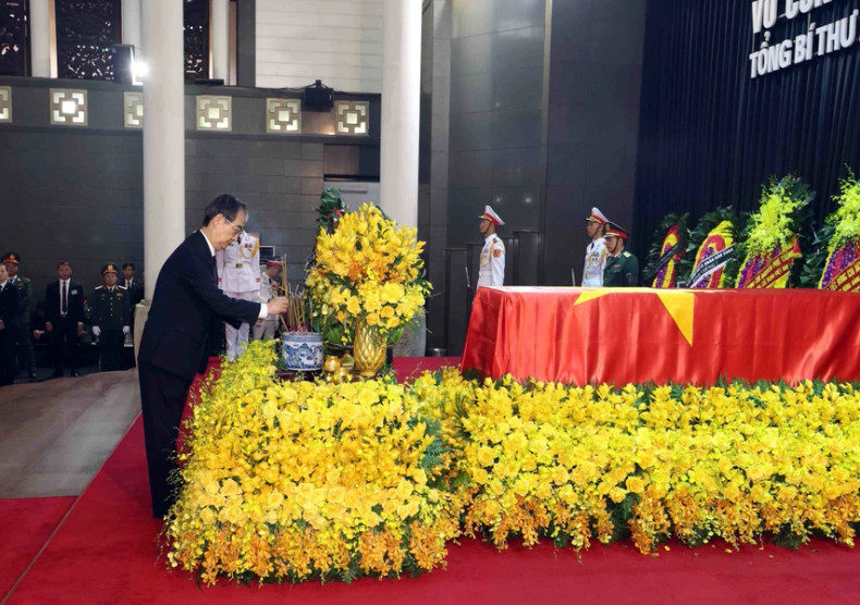The Republic of Korea (RoK)'s delegation, led by Prime Minister Han Duck Soo, special envoy of the RoK President, pays respects to General Secretary Nguyen Phu Trong. (Photo: VNA) The Republic of Korea (RoK)'s delegation, led by Prime Minister Han Duck Soo, special envoy of the RoK President, pays respects to General Secretary Nguyen Phu Trong. (Photo: VNA)