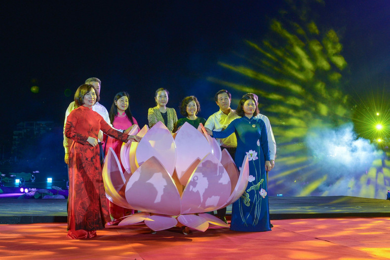 Delegates perform the opening ceremony of the Hanoi Lotus Festival 2024.