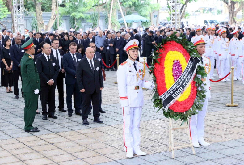 The People's Democratic Republic of Algeria's delegation, led by Minister of Veterans and War Victims Laid Rebiga, pays respects to General Secretary Nguyen Phu Trong. (Photo: VNA) The People's Democratic Republic of Algeria's delegation, led by Minister of Veterans and War Victims Laid Rebiga, pays respects to General Secretary Nguyen Phu Trong. (Photo: VNA)