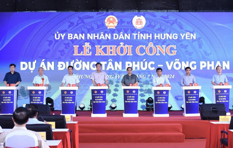 Prime Minister Pham Minh Chinh and other delegates at the groundbreaking ceremony of Tan Phuc-Vong Phan road