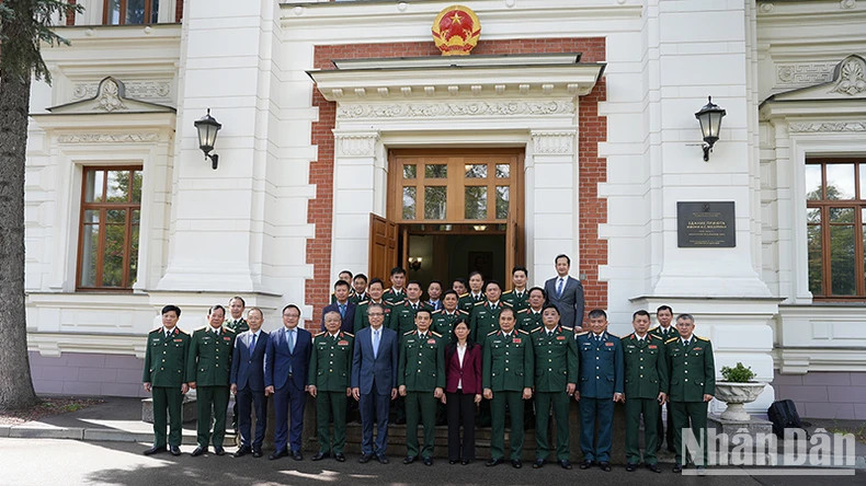 The delegation visits the Vietnamese Embassy in Russia. (Photo: NDO)
