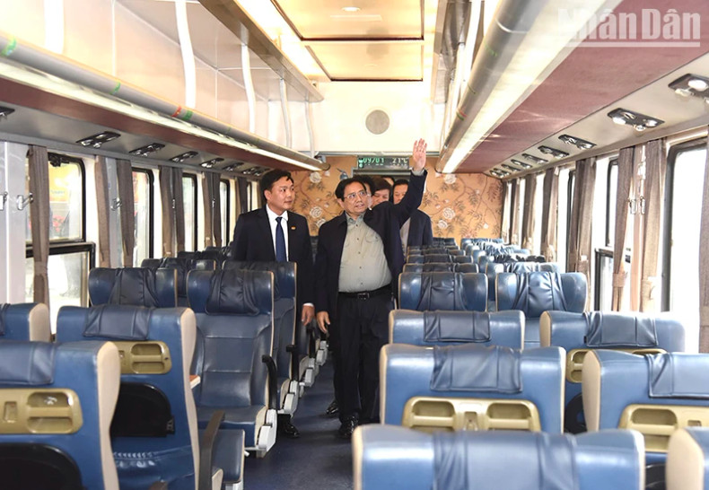 PM Chinh makes an inspection trip to the Hanoi-Da Nang high-quality train (SE19). (Photo: NDO)