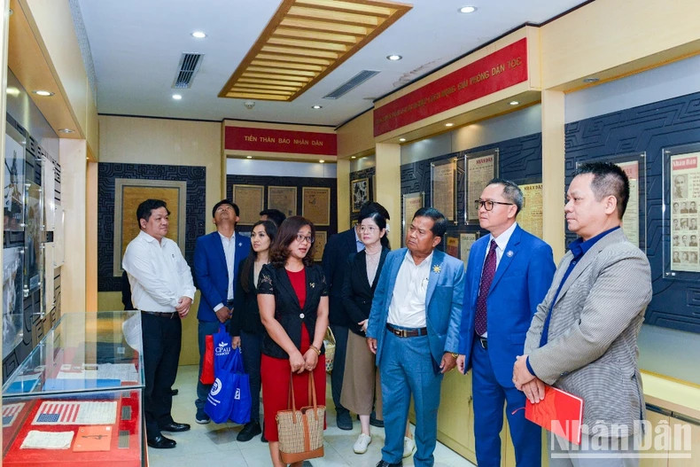 The Club of Cambodian Journalists visits the traditional house of Nhan Dan Newspaper.