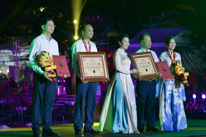 At the opening ceremony, the Organising Committee awarded prizes for the photo contest “Ao Dai Beauty and Lotus”. They also awarded two records: “The largest number of people wearing traditional ao dai with lotus motifs in Vietnam” (1,000) and the record of the Green Journey Cycling Festival titled “Tay Ho Lotus Colour”, with the largest participation of people cycling around West Lake (7,000).