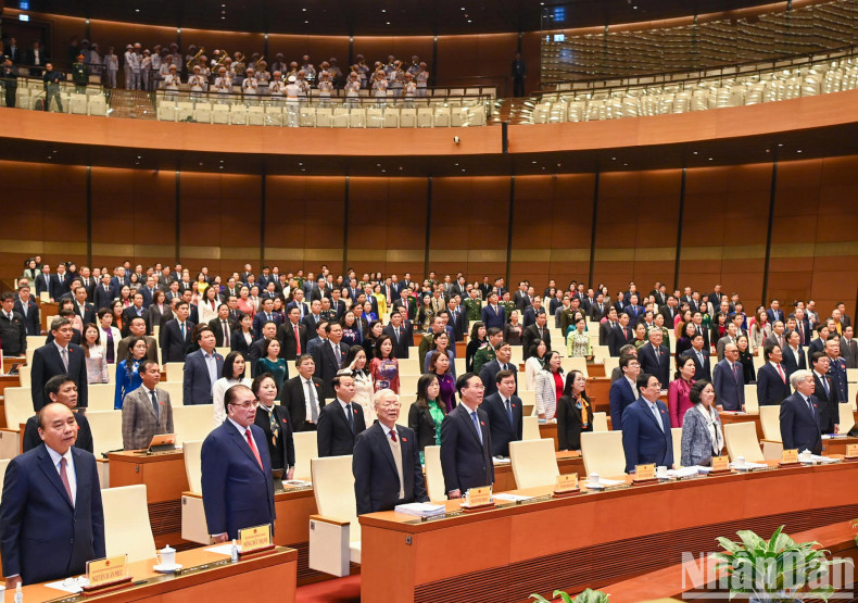 The session is attended by Party General Secretary Nguyen Phu Trong, President Vo Van Thuong, PM Pham Minh Chinh, NA Chairman Vuong Dinh Hue, and many Party, State, NA officials and former leaders.