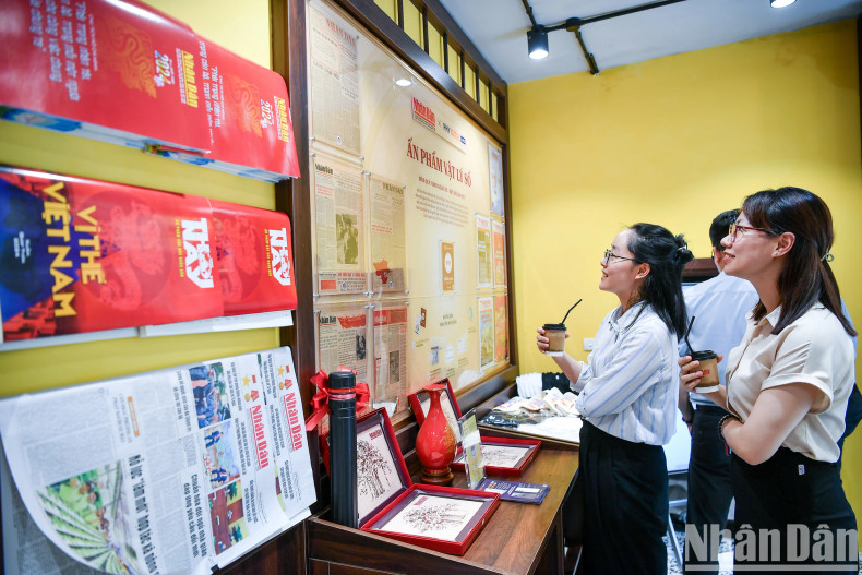 Young people can read Nhan Dan Newspaper while enjoying coffee.