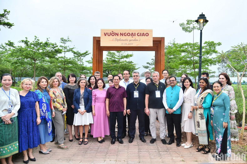 Minister of Foreign Affairs Bui Thanh Son, his spouse Vu Thi Bich Ngoc, leaders of the Ministry of Foreign Affairs, and delegates attend the opening ceremony of the Diplomatic Garden. Minister of Foreign Affairs Bui Thanh Son, his spouse Vu Thi Bich Ngoc, leaders of the Ministry of Foreign Affairs, and delegates attend the opening ceremony of the Diplomatic Garden.