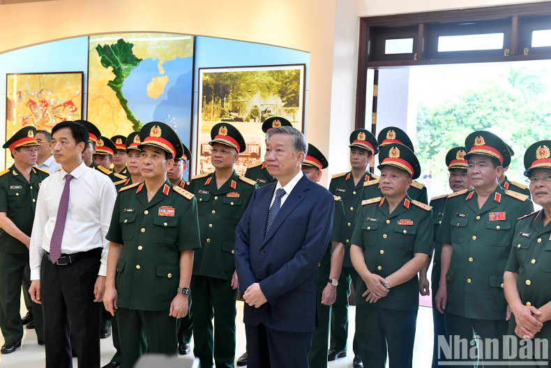 [In Pictures] General Secretary and President To Lam works with Defence Ministry's General Department II ảnh 4