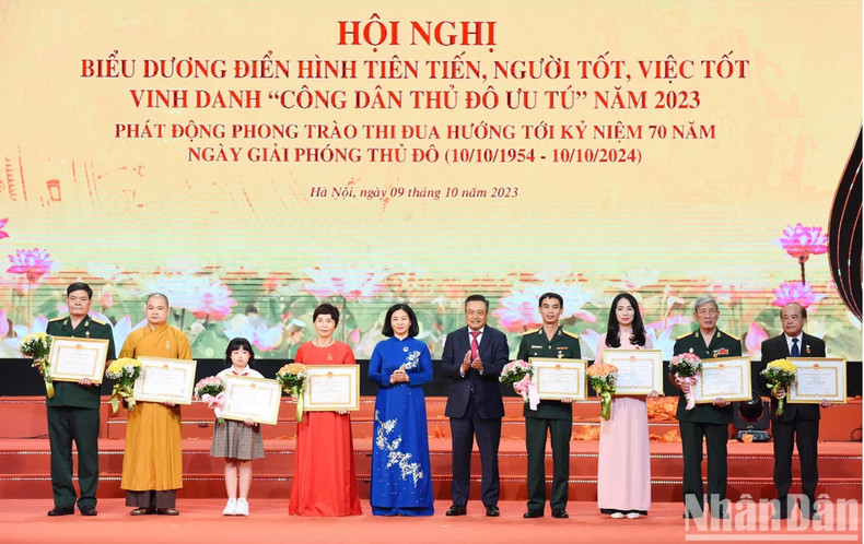 Permanent Deputy Secretary of the Hanoi Party Committee Nguyen Thi Tuyen and Chairman of the Hanoi People’s Committee Tran Sy Thanh presents the “Good person, good deed” to individuals.