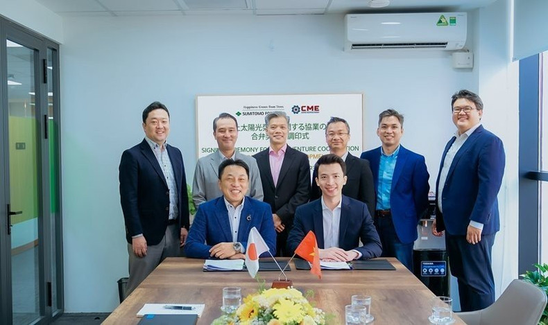 Leaders of CME Solar and Sumitomo Forestry witness the signing ceremony of cooperation to develop rooftop solar projects across Vietnam.