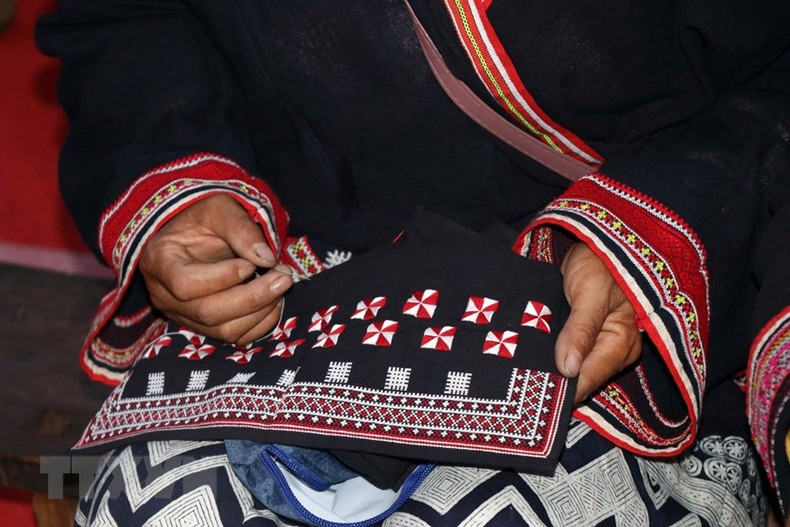 Patterned products on fabric made by Dao artisans. (Photo: Huu Quyet/VNA)