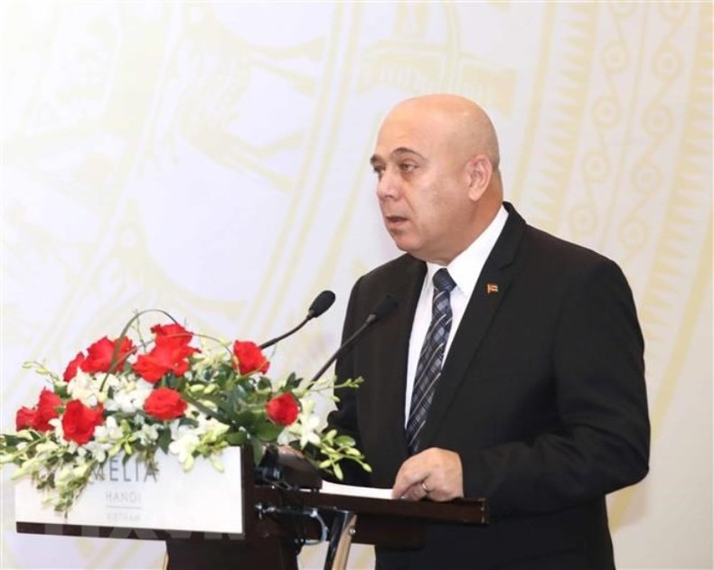 Politburo member Roberto Morales Ojeda addresses the symposium. (Photo: VNA)