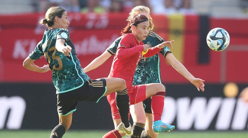 Faced with great pressure, Vietnamese girls did not lose spirit and showed high determination. (Source: DFB) Faced with great pressure, Vietnamese girls did not lose spirit and showed high determination. (Source: DFB)
