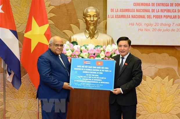 Secretary General of the Vietnamese National Assembly (NA) and head of its Office Bui Van Cuong meets Cuban Ambassador to Vietnam Orlando Nicolás Hernández and presents the gifts from the National Assembly of Vietnam to the National Assembly of the People's Power of Cuba in July 2022. (Photo: VNA)