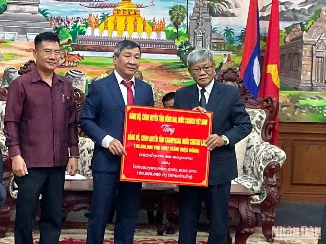 Leaders of the Dong Nai Province presents a gift to Champasak Province. Leaders of the Dong Nai Province presents a gift to Champasak Province.
