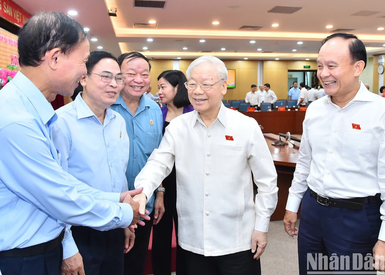 General Secretary Nguyen Phu Trong with delegates and voters at the meeting before the 6th session of the 15th National Assembly. General Secretary Nguyen Phu Trong with delegates and voters at the meeting before the 6th session of the 15th National Assembly.