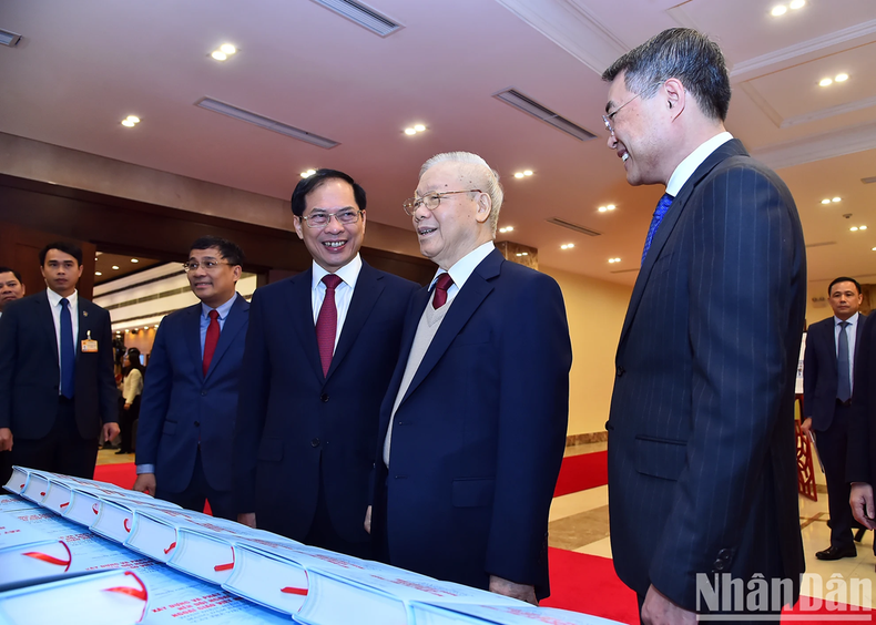 General Secretary Nguyen Phu Trong and delegates visit a photo exhibition on the sidelines of the event.