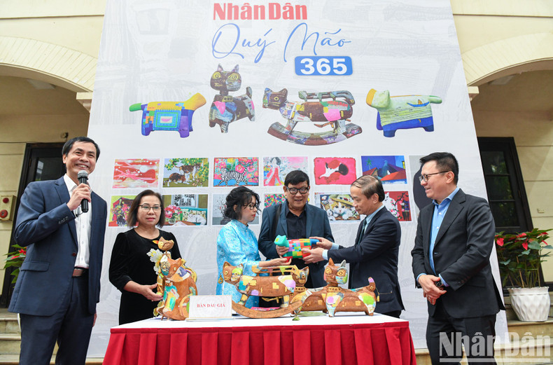 The art exhibition is a unique and large-scale project, introducing to the art-loving public a collection of cat mascot sculptures, based on the works of famous contemporary Vietnamese painters and sculptors.