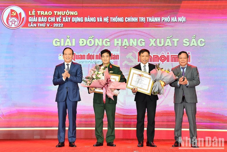 Ha Noi Moi (New Hanoi) Newspaper and the People’s Army Newspaper receive excellent awards from the Organising Board.