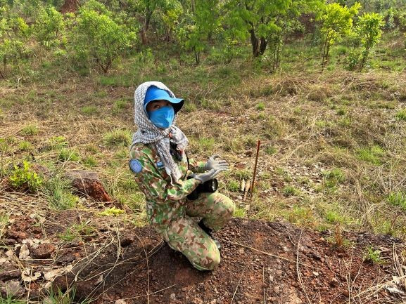 Going to Boali with the Indonesian Peacekeeping Engineers delegation Central Division after receiving information about the discovery of two explosives in a residential area. Going to Boali with the Indonesian Peacekeeping Engineers delegation Central Division after receiving information about the discovery of two explosives in a residential area.