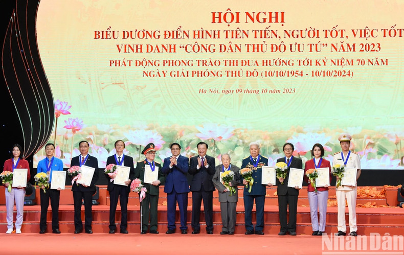 Prime Minister Pham Minh Chinh and Secretary of the Hanoi Party Committee Dinh Tien Dung award the “Outstanding Citizen of the Capital” title to individuals.