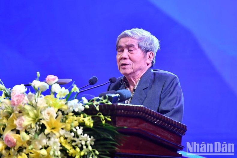 Prof., People’s Teacher Ha Minh Duc speaks at the ceremony.