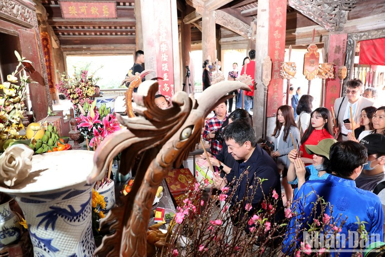 Ambassadors and tourists make incense offerings at Mong Phu communal house. Ambassadors and tourists make incense offerings at Mong Phu communal house.