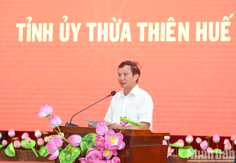 Secretary of the Thua Thien Hue Provincial Party Committee Le Truong Luu speaks at the session.