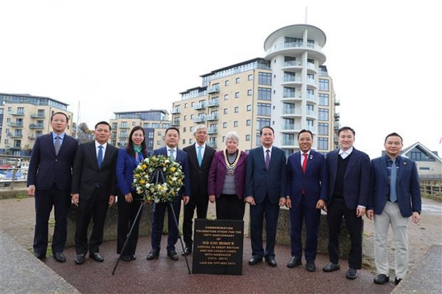 Delegates lay flowers at the foundation stone of the memorial of President Ho Chi Minh in West Quay of Newhaven Harbour. (Photo: VNA)